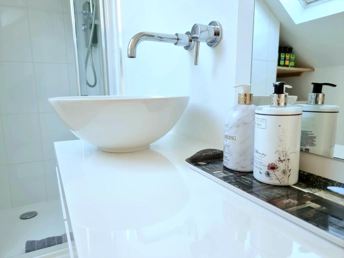 West Hill Retreat Seaview Balcony Chic Loft Studio & Free Parking Гастінгс Екстер'єр фото