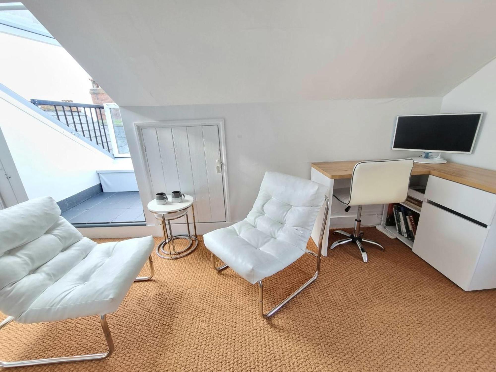 West Hill Retreat Seaview Balcony Chic Loft Studio & Free Parking Гастінгс Екстер'єр фото
