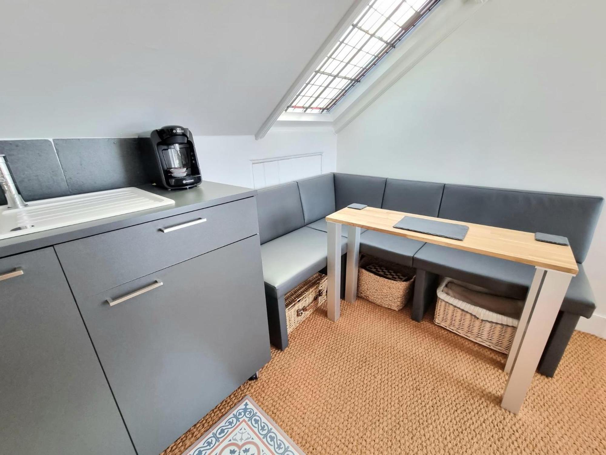 West Hill Retreat Seaview Balcony Chic Loft Studio & Free Parking Гастінгс Екстер'єр фото