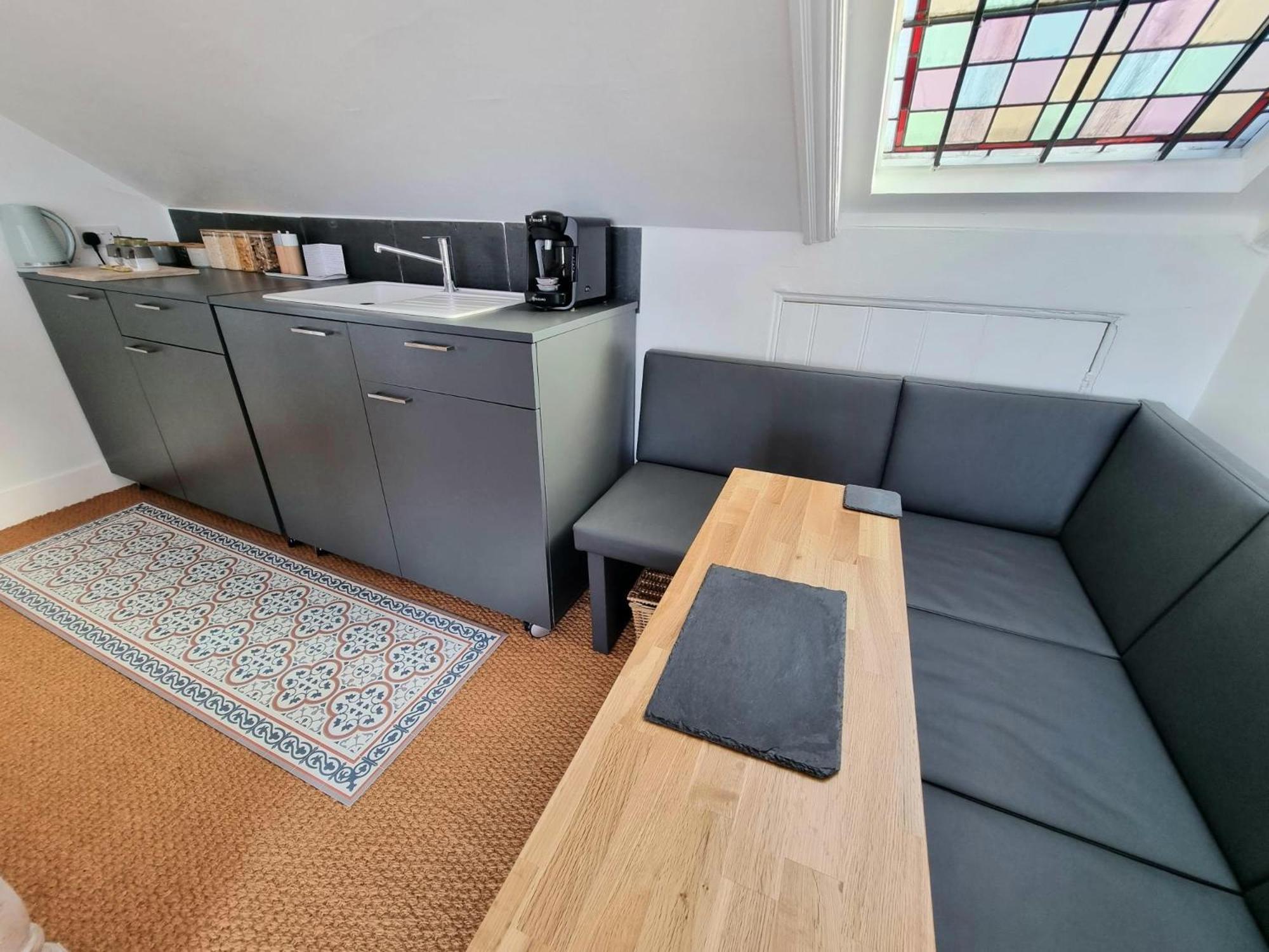 West Hill Retreat Seaview Balcony Chic Loft Studio & Free Parking Гастінгс Екстер'єр фото